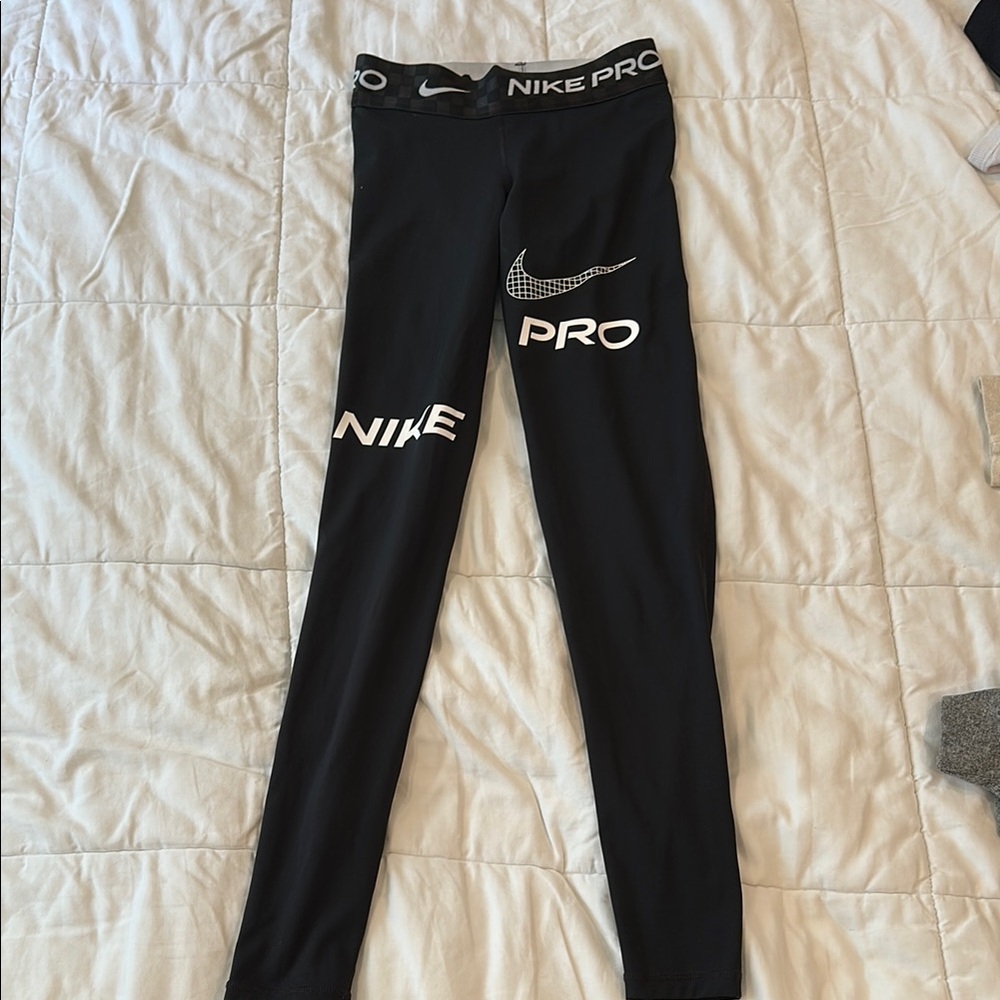High waisted Womens Nike Pro Black and White Leggings XS never worn